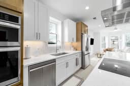 Historic Renovated Loft, Modern, Central + Parking - Image 5