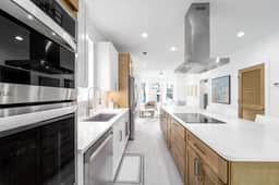 Historic Renovated Loft, Modern, Central + Parking - Image 2