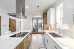 Historic Renovated Loft, Modern, Central + Parking - Image 4