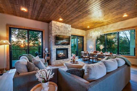 Luxury Retreat Indoor Waterfall Pool Sleeps 12 - Image 4