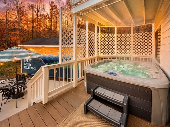 Luxe 2BR Cabin Private Pickleball, Hot Tub, Golf - Image 5