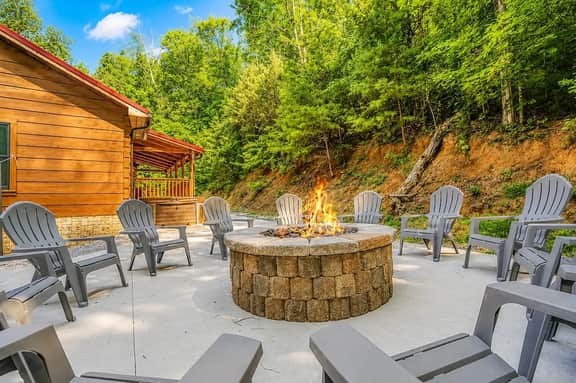 THE Cedar Lodge, Games, Hot Tub, Movies, Sleeps 20 - Image 3