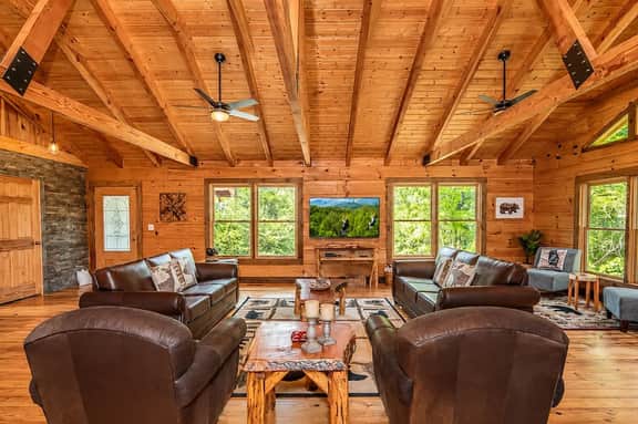 THE Cedar Lodge, Games, Hot Tub, Movies, Sleeps 20 - Image 2
