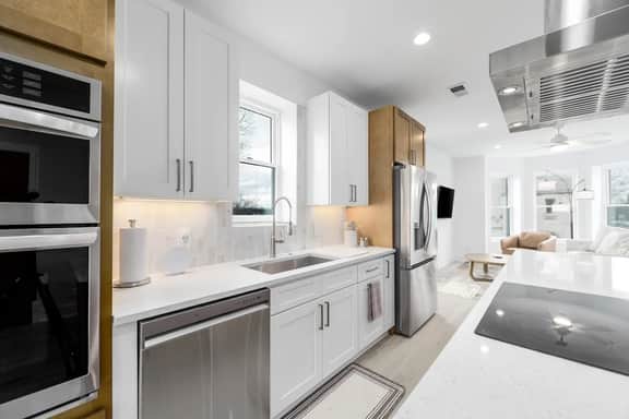 Historic Renovated Loft, Modern, Central + Parking - Image 5