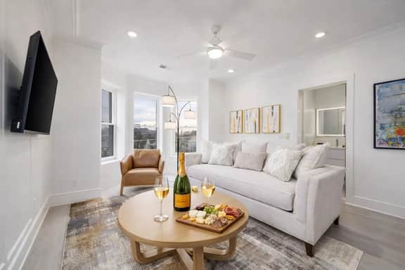 Historic Renovated Loft, Modern, Central + Parking - Image 3