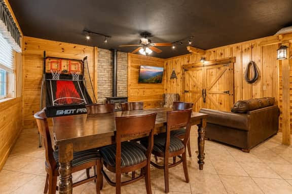 5 King Bedroom Mtn Lodge Hot Tub, Yard, & Games - Image 2