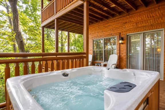 Luxury Cabin with Hot Tub, Game Room, 5 King Suites - Image 2