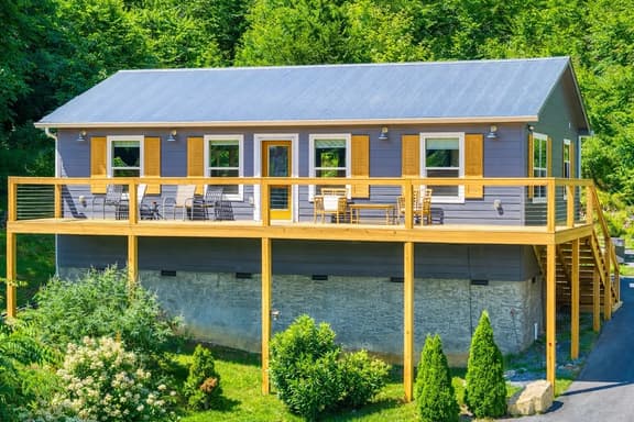 Hot Tub Retreat that is 1 Mile to Gatlinburg Fun - Image 1