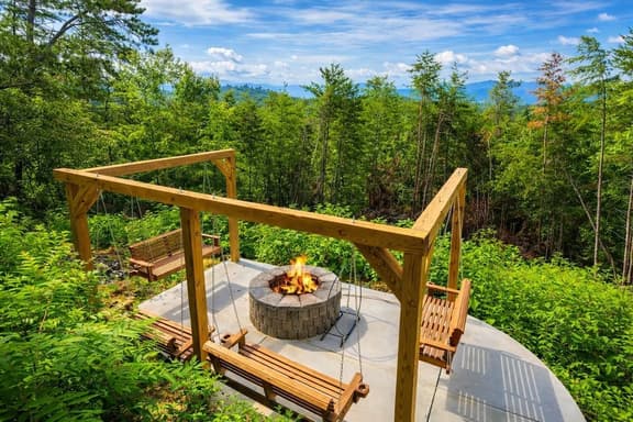 Cabin with Hot Tub, 2 Min to Dollywood - Image 1