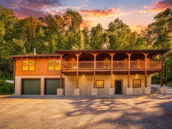 THE Cedar Lodge, Games, Hot Tub, Movies, Sleeps 20 - Image 1