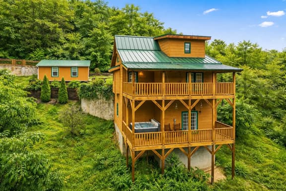Family Retreat, Hot Tub, Game Room 5 mi Dollywood - Image 1