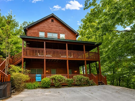 Luxury Cabin with Hot Tub, Game Room, 5 King Suites - Image 1